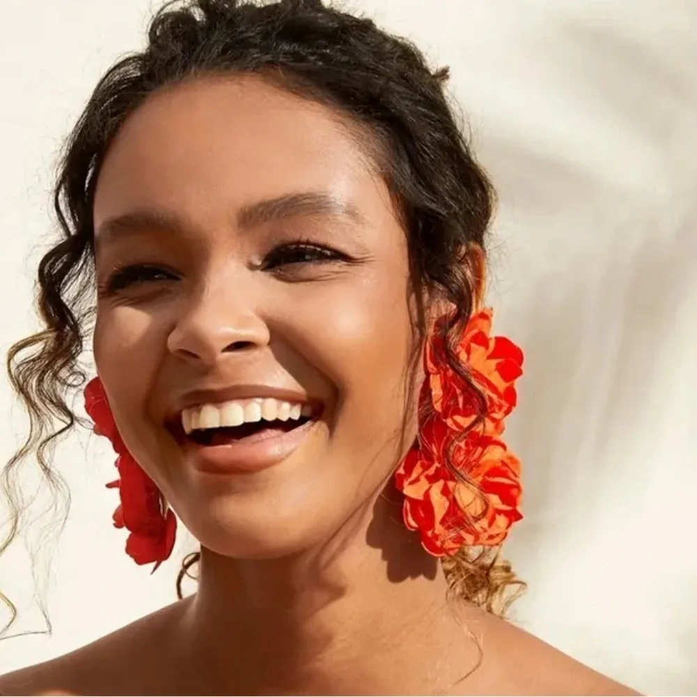 Orange flower dangle paper earrings 💕💕🧡🧡 with cute gift packaging 🎁🎁 New